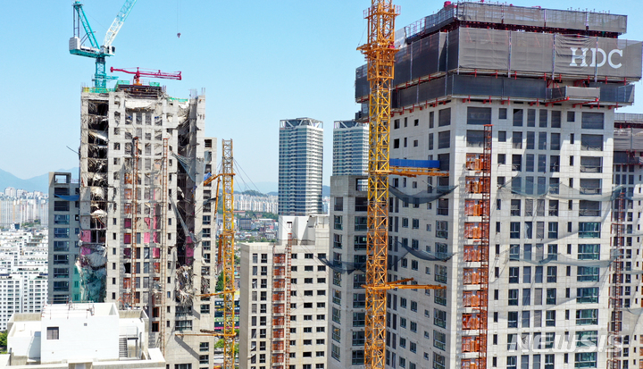 [광주=뉴시스] 류형근 기자 = 신축 건물 공사 중 상층부가 무너져 6명이 숨지고 1명이 다친 광주 화정아이파크 현장. 4일 오전 HDC현대산업개발은 붕괴 사고가 발생한 201동을 포함해 8개 동 전체를 전면 철거한 후 재시공하기로 결정했다. 2022.05.04. hgryu77@newsis.com