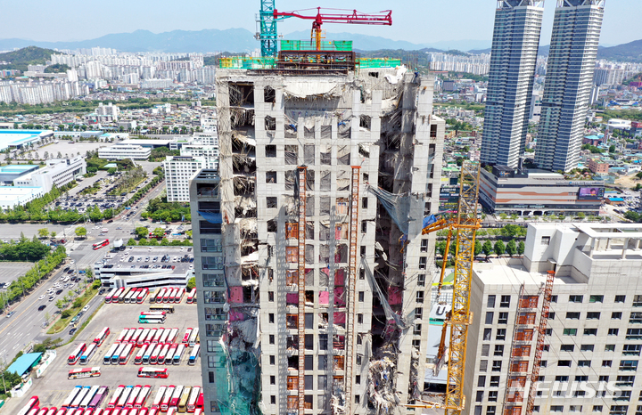 [광주=뉴시스] 류형근 기자 = 신축 건물 공사 중 상층부가 무너져 6명이 숨지고 1명이 다친 광주 화정아이파크 현장. 4일 오전 HDC현대산업개발은 붕괴 사고가 발생한 201동을 포함해 8개 동 전체를 전면 철거한 후 재시공하기로 결정했다. 2022.05.04. hgryu77@newsis.com