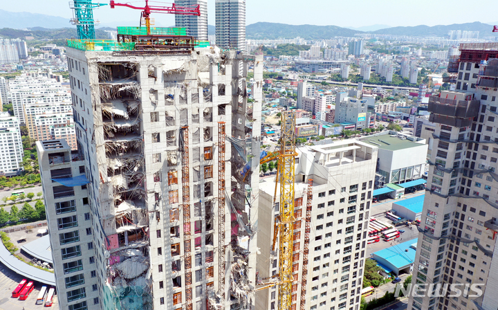 [광주=뉴시스] 류형근 기자 = 신축 건물 공사 중 상층부가 무너져 6명이 숨지고 1명이 다친 광주 화정아이파크 현장. 4일 오전 HDC현대산업개발은 붕괴 사고가 발생한 201동을 포함해 8개 동 전체를 전면 철거한 후 재시공하기로 결정했다. 2022.05.04. hgryu77@newsis.com