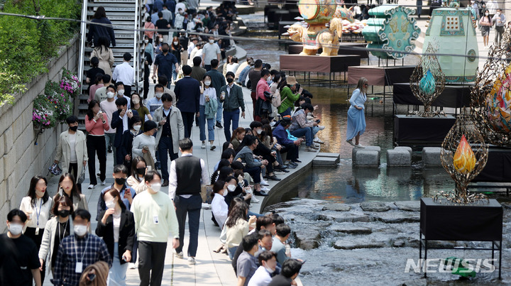 [서울=뉴시스] 추상철 기자 = 초여름 날씨를 보인 4일 오후 서울 중구 청계천에서 점심식사를 마친 많은 직장인들이 휴식을 취하고 있다. 2022.05.04. scchoo@newsis.com