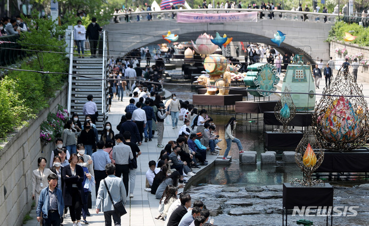 [서울=뉴시스] 추상철 기자 = 서울 중구 청계천에서 점심식사를 마친 많은 직장인들이 휴식을 취하고 있다. 2022.05.04. scchoo@newsis.com