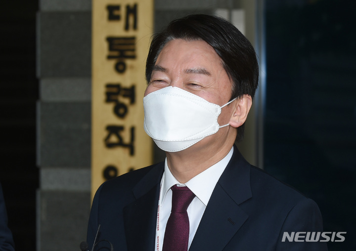 [서울=뉴시스] 인수위사진기자단 = 안철수 대통령직인수위원장이 4일 오후 서울 종로구 통의동 대통령직인수위원회를 나서며 취재진 질문에 미소짓고 있다. 2022.05.04. photo@newsis.com