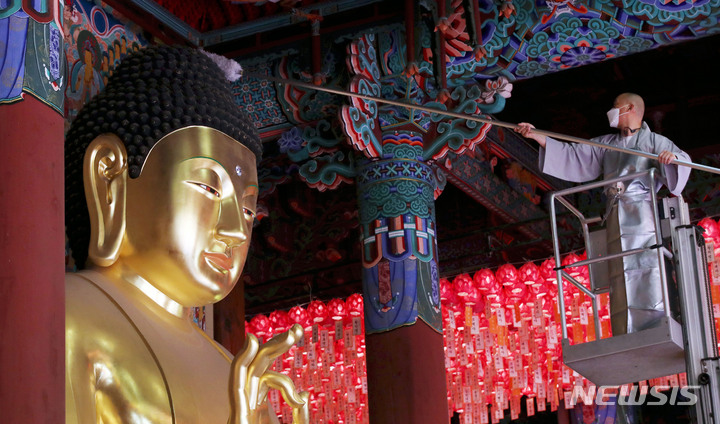 [서울=뉴시스] 홍효식 기자 = 4일 서울 종로구 조계사 대웅전에서 스님들이 부처님 소제관욕의식을 하고 있다. 2022.05.04. yesphoto@newsis.com