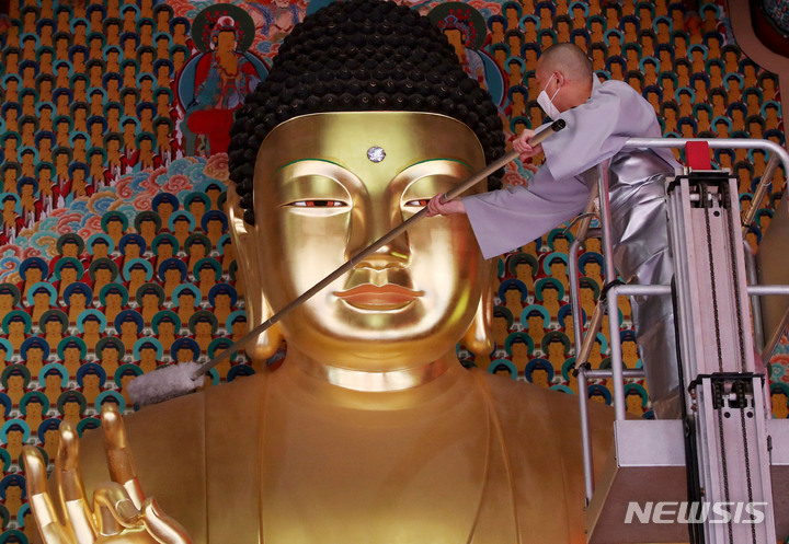 [서울=뉴시스] 홍효식 기자 = 4일 서울 종로구 조계사 대웅전에서 스님들이 부처님 소제관욕의식을 하고 있다. 2022.05.04. yesphoto@newsis.com