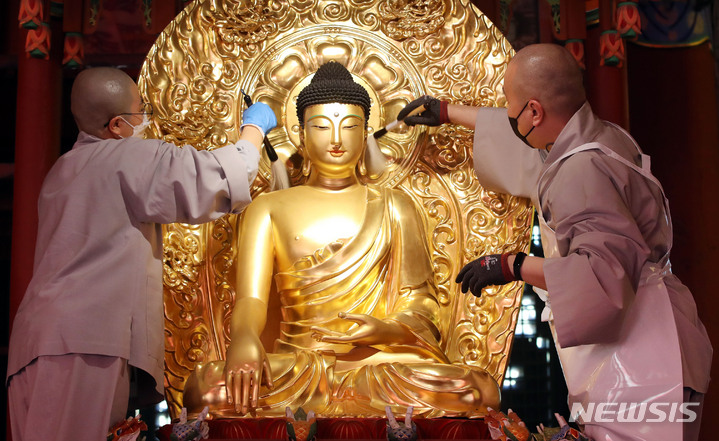 [서울=뉴시스] 홍효식 기자 = 4일 서울 종로구 조계사 대웅전에서 스님들이 부처님 소제관욕의식을 하고 있다. 2022.05.04. yesphoto@newsis.com