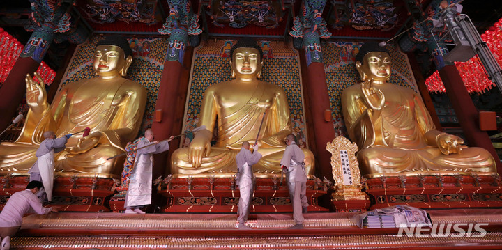 [서울=뉴시스] 홍효식 기자 = 4일 서울 종로구 조계사 대웅전에서 스님들이 부처님 소제관욕의식을 하고 있다. 2022.05.04. yesphoto@newsis.com
