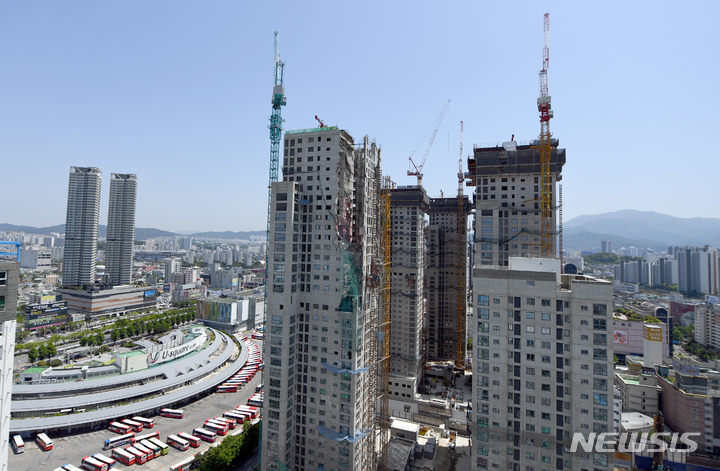 [광주=뉴시스] 류형근 기자 = 신축 건물 공사 중 상층부가 무너져 6명이 숨지고 1명이 다친 광주 화정아이파크 현장. 4일 오전 HDC현대산업개발은 붕괴 사고가 발생한 201동을 포함해 8개 동 전체를 전면 철거한 후 재시공하기로 결정했다. 2022.05.04. hgryu77@newsis.com