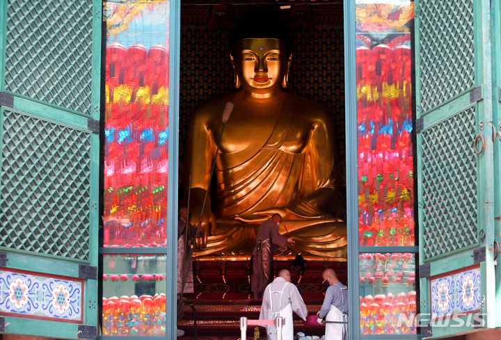 [서울=뉴시스] 홍효식 기자 = 4일 서울 종로구 조계사 대웅전에서 스님들이 부처님 소제관욕의식을 하고 있다. 2022.05.04. yesphoto@newsis.com