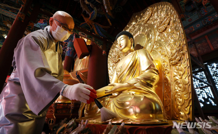 [서울=뉴시스] 홍효식 기자 = 4일 서울 종로구 조계사 대웅전에서 스님들이 부처님 소제관욕의식을 하고 있다. 2022.05.04. yesphoto@newsis.com