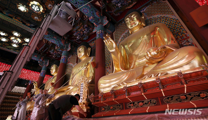 [서울=뉴시스] 홍효식 기자 = 4일 서울 종로구 조계사 대웅전에서 스님들이 부처님 소제관욕의식을 하고 있다. 2022.05.04. yesphoto@newsis.com