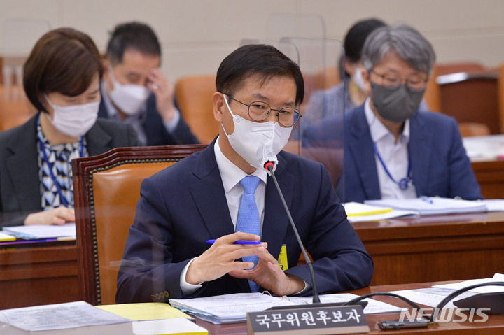 [서울=뉴시스] 전진환 기자 = 이정식 고용노동부 장관 후보자가 4일 오전 서울 여의도 국회에서 열린 인사청문회에 출석해 의원질의에 답하고 있다. (공동취재사진) 2022.05.04. photo@newsis.com