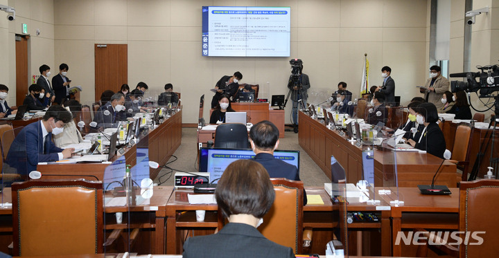 [서울=뉴시스] 전진환 기자 = 이정식 고용노동부 장관 후보자가 4일 오전 서울 여의도 국회에서 열린 인사청문회에 출석해 청탁금지법 위반과 관련한 질의를 듣고 있다. (공동취재사진) 2022.05.04. photo@newsis.com