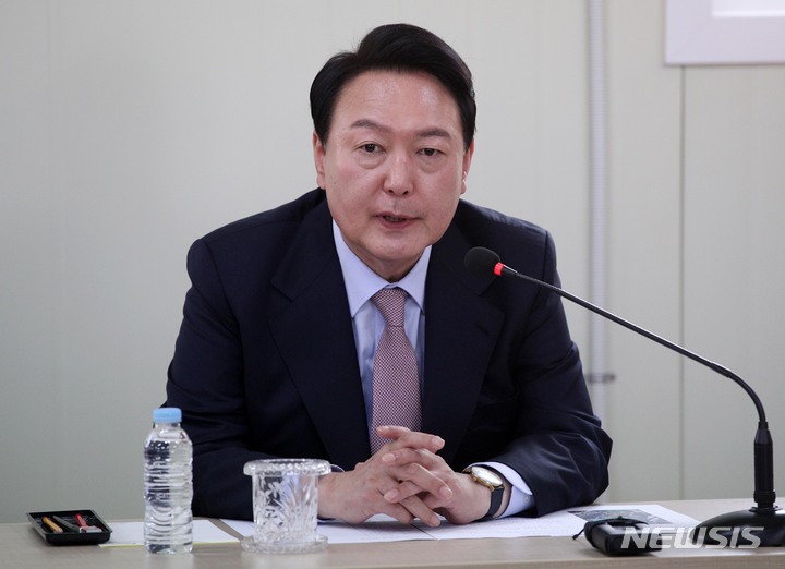 [원주=뉴시스] 인수위사진기자단 = 윤석열 대통령 당선인이 지난 4일 강원도 원주 부론산업단지를 방문해 지자체 등 유관기관 관계자들과의 간담회에서 발언하고 있다. 2022.05.04. photo@newsis.com