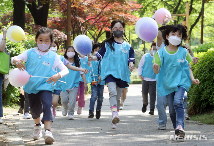 [서울=뉴시스] 조성우 기자 = 어린이들이 4일 오후 서울 송파구 석촌호수공원 내 서울놀이마당에서 열린 '어린이날 100주년 기념' 2022 송파키움센터 연합회와 함께 하는 어린이날 놀이한마당에서 야외 활동을 하고 있다. 2022.05.04. xconfind@newsis.com