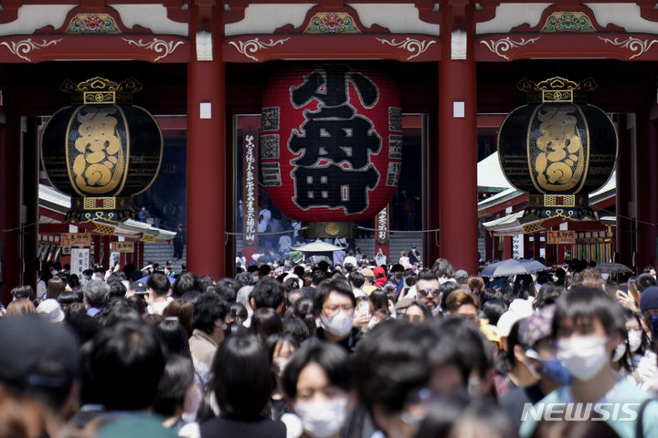 [도쿄=AP/뉴시스]신종 코로나가 5류로 전환되면서 여행 수요 회복이 뚜렷해지는 가운데 이번 연말연시 국내나 해외를 여행하는 사람은 감염 확산 전의 약 95% 수준까지 회복될 것이라는 전망이 나왔다. 사진은 2022년 5월4일 '골든위크' 연휴를 맞은 일본인들이 도쿄에서 가장 오래된 사찰인 아사쿠사의 센소지를 방문한 모습. 2023.12.06.