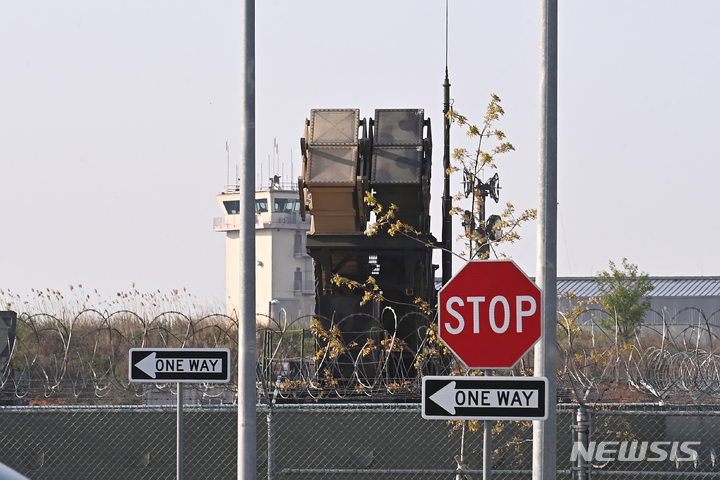 [평택=뉴시스] 김종택기자 = 북한이 탄도미사일 1발을 동해상으로 발사한 4일 경기도 평택시 캠프 험프리스에 패트리어트(PAC-3) 미사일이 배치되어 있다. 이번에 발사된 탄도 미사일 비행거리는 약 470km, 고도는 약 780km로 탐지됐다. 2022.05.04. jtk@newsis.com