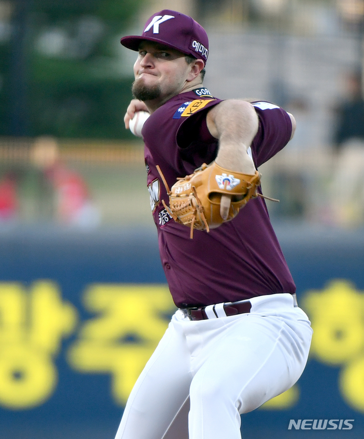 [광주=뉴시스] 류형근 기자 = 4일 오후 광주 북구 광주-기아챔피언스필드에서 열린 프로야구 KIA 타이거즈 대 키움 히어로즈의 경기, 1회말 무사에서 키움 선발투수 애플러가 역투하고 있다. 2022.05.04. hgryu77@newsis.com