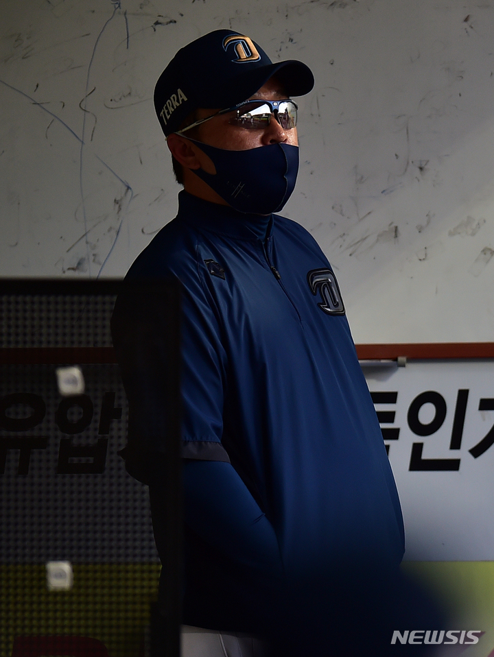 [대구=뉴시스] 이무열 기자 = 4일 오후 대구 수성구 삼성라이온즈파크에서 열린 2022 KBO 리그 NC 다이노스와 삼성 라이온즈의 경기, 1회초 NC 이동욱 감독이 더그아웃에서 경기를 지켜보고 있다. NC는 지난 3일 1군 코치 간 음주 폭행 사건과 관련해 사과문을 발표하고 두 코치 중 폭행을 가한 한규식 코치와 계약 해지 및 퇴단을 결정하고 용덕한 코치는 엔트리 말소 후 업무에서 배제했다. 2022.05.04. lmy@newsis.com