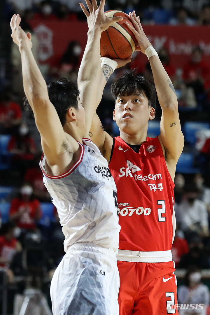 [서울=뉴시스] 백동현 기자 = 4일 오후 서울 송파구 잠실학생체육관에서 열린 2021-2022 KBL 챔피언결정전 안양 KGC인삼공사와 서울 SK나이츠의 2차전 경기, SK 최준용이 슛하고 있다. 2022.05.04. livertrent@newsis.com