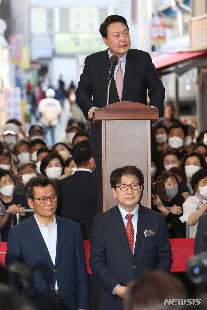 [강릉=뉴시스] 김경목 기자 = 4일 오후 윤석열 대통령 당선인이 강원도 강릉시 중앙·성남시장을 방문해 당선 인사를 주제로 연설을 하고 있다. (앞줄 오른쪽부터) 유년기 시절부터 친구인 권성동 국민의힘 원내대표와 김홍규 국민의힘 강릉시장 후보가 윤 당선인의 연설을 경청하고 있다. 2022.05.04. photo31@newsis.com