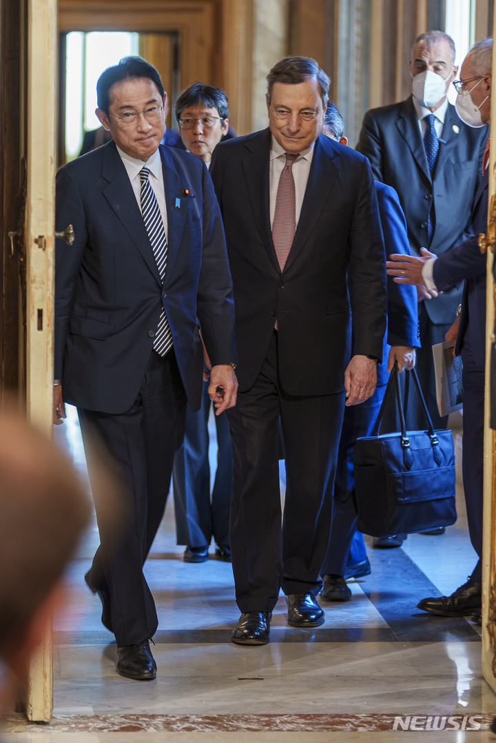 [로마=AP/뉴시스] 이탈리아를 국빈 방문 중인 기시다 후미오 일본 총리가 4일(현지시간) 마리오 드라기 이탈리아 총리와 함께 로마 정부 청사에 도착하고 있다. 2022.05.05.