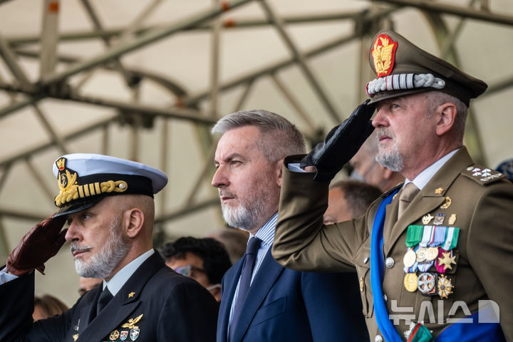 [로마=AP/뉴시스]2022년 5월4일 로마에서 주세페 카보 드라고네 현 북대서양조약기구(나토) 군사위원회 위원장(당시에는 이탈리아 합참의장)이 로렌조 게리니 이탈리아 국방장관(가운데, 당시) 및 피에트로 세리노 이탈리아 육군 참모총장(오른쪽)과 이탈리아 육군 창설 161주년 기념식에 참석하고 있다. 드라고네 위원장은 나토가 러시아의 사이버 공격, 사보타주 및 영공 침범에 대응하는 데 있어 "더 공격적"인 태도를 취하고 있다고 파이낸셜 타임스(FT)에 밝혔다. 2025.12.01.