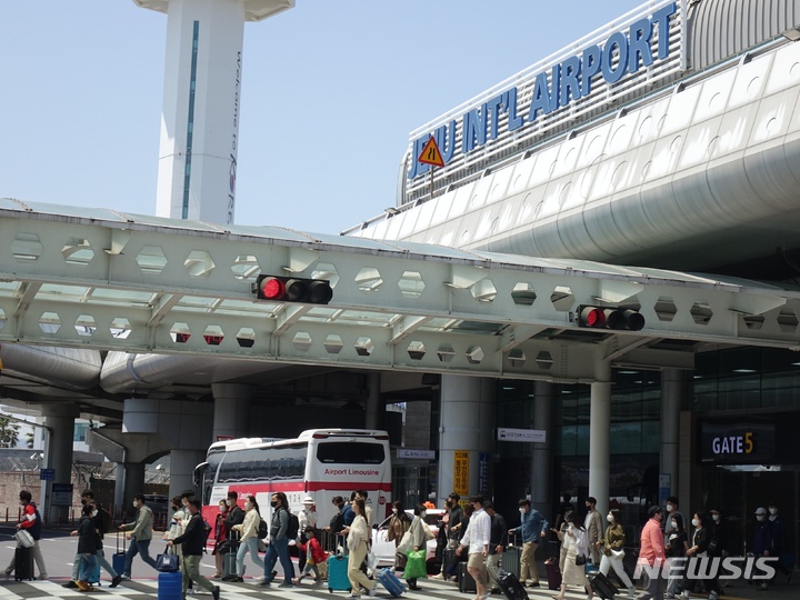 [제주=뉴시스] 양영전 기자 = 어린이날인 5일 제주를 찾은 관광객들이 렌터카 셔틀 승차장으로 이동하고 있다. 제주도관광협회는 이날 5만1000명이 제주에 방문할 것으로 예상했다. 2022.05.05. 0jeoni@newsis.com 