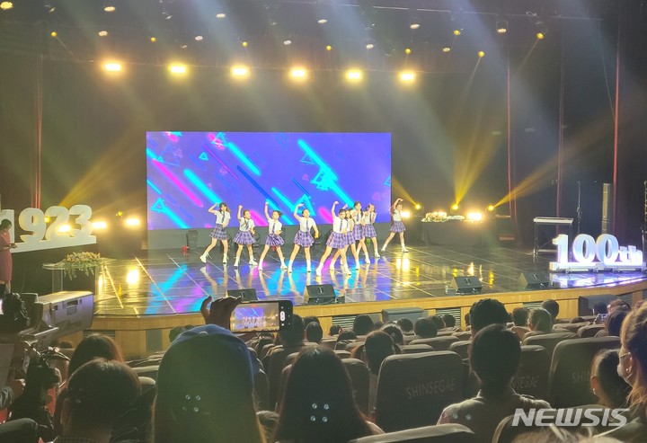 [창원=뉴시스] 홍정명 기자= 5일 오전 경남MBC홀에서 경남도와 창원시, MBC경남 공동 주최 '제44회 경남어린이 큰잔치' 2부 행사로 축하공연이 펼쳐지고 있다.(사진=경남도 제공) 2022.05.05. photo@newsis.com