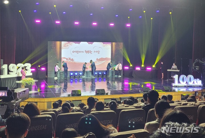 [창원=뉴시스] 홍정명 기자= 5일 오전 경남MBC홀에서 경남도와 창원시, MBC경남 공동 주최로 열린 '제44회 경남어린이 큰잔치'에 참석한 주요 인사들이 화분 물주기 퍼포먼스를 하고 있다.(사진=경남도 제공) 2022.05.05. photo@newsis.com