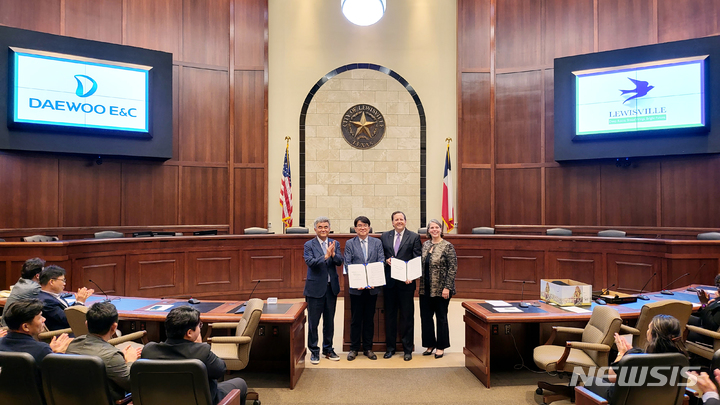 [서울=뉴시스] 중흥그룹 정원주 부회장(가장 왼쪽)과 대우건설 한승 신사업추진실장(가운데 왼쪽)이 시의회의사당에서 루이스빌시 T. J. Gilmore 시장(가운데 오른쪽), Claire Powell 부시장(가장 오른쪽)과 업무협약을 체결한 뒤 기념사진을 촬영하고 있다. 