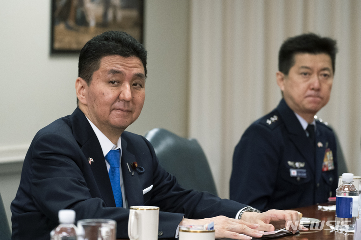 [워싱턴DC=AP/뉴시스]지난해 5월 4일(현지시간) 당시 방위상으로서 미국을 방문한 기시 노부오가 워싱턴DC 소재 국방부에서 로이드 오스틴 국방장관과 회담을 하고 있다. 2023.02.03.