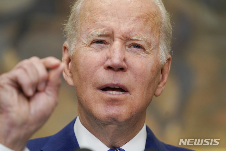 [워싱턴=AP/뉴시스] 조 바이든 미국 대통령이 지난 4일(현지시간) 미국 워싱턴DC 백악관 루스벨트룸에서 연설하고 있다. 2022.05.09.