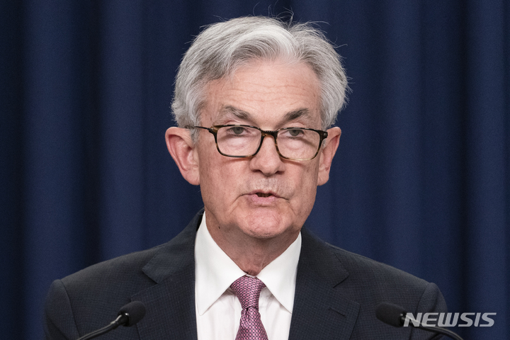 [워싱턴=AP/뉴시스] 제롬 파월 연방준비제도(Fed·연준) 의장이 4일(현지시간) 연방공개시장위원회(FOMC) 종료 이후 기자회견을 하고 있다. 2022.05.05.