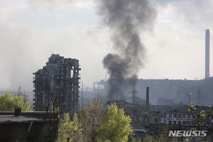 [마리우폴=AP/뉴시스] 4일(현지시간) 우크라이나 마리우폴의 아조우스탈 제철소에서 연기가 피어오르고 있다. 2022.05.05.