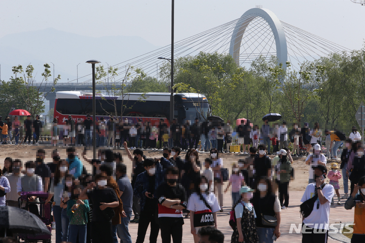 [춘천=뉴시스] 김경목 기자 = 제100주년 어린이날인 5일 오전 수많은 가족단위 인파들이 강원 춘천시 중도 레고랜드 놀이시설에 입장하기 위해 뙤약볕 아래에서 차례를 기다리고 있다. 레고랜드 코리아 리조트는 세계에서 10번째, 아시아에서 3번째로 이날 공식 개장했다. 레고랜드 코리아 리조특 측은 이날 1만 명이 사전 예약을 했다고 밝혔다. 2022.05.05. photo31@newsis.com