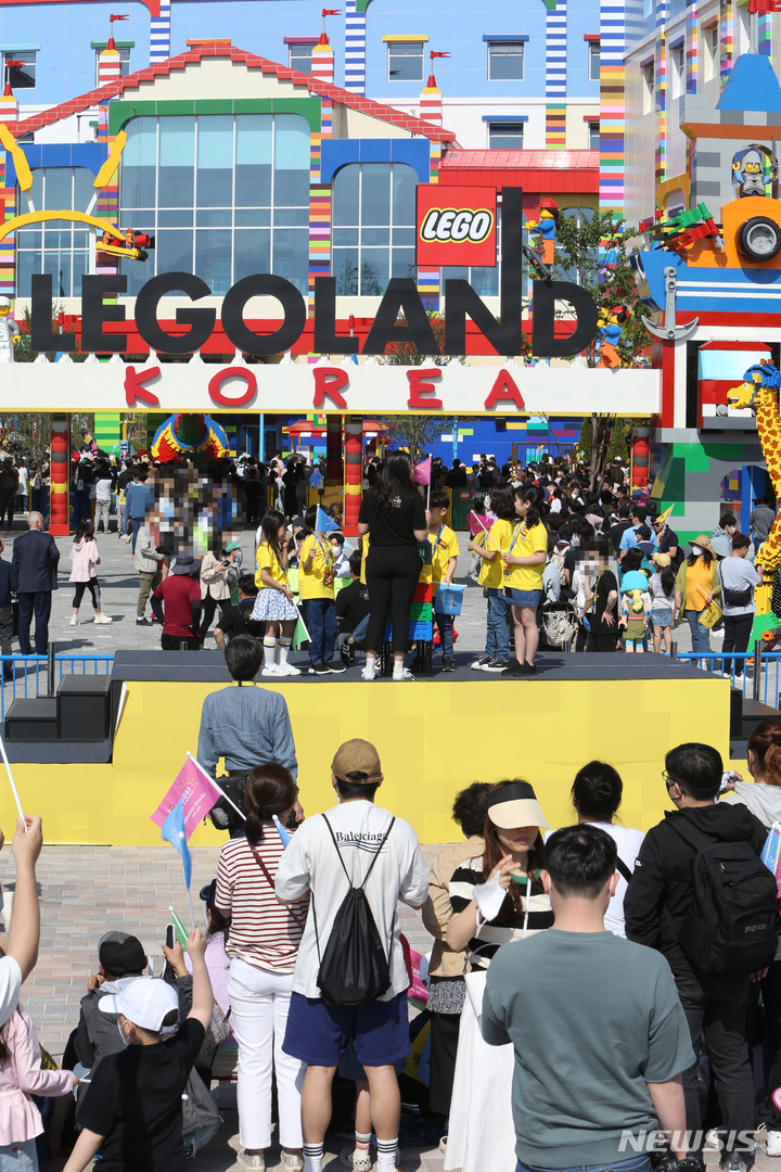 [춘천=뉴시스] 김경목 기자 = 제100주년 어린이날인 5일 오전 수많은 가족단위 인파들이 강원 춘천시 중도 레고랜드 놀이시설에 입장하고 있다. 레고랜드 코리아 리조트는 세계에서 10번째, 아시아에서 3번째로 이날 공식 개장했다. 2022.05.05. photo31@newsis.com