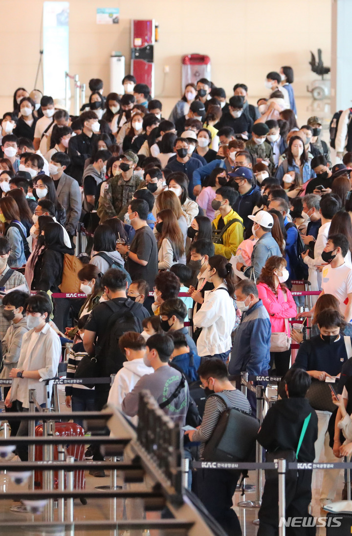 [서울=뉴시스] 배훈식 기자 = 어린이날 연휴가 시작된 5일 오전 서울 강서구 김포국제공항 출국장이 여행을 떠나는 시민들로 북적이고 있다. 2022.05.05. dahora83@newsis.com