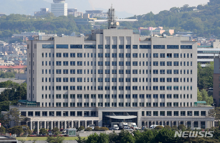 [서울=뉴시스] 배훈식 기자 = 대통령 집무실 이전으로 자리를 옮기는 국방부 이사가 마무리 될 것으로 예상된 5일 오전 서울 용산구 국방부 청사 앞에 막바지 짐을 나르는 화물차가 줄지어 서 있다. 2022.05.05. dahora83@newsis.com
