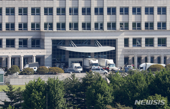 [서울=뉴시스] 배훈식 기자 = 대통령 집무실 이전으로 자리를 옮기는 국방부 이사가 마무리 될 것으로 예상된 5일 오전 서울 용산구 국방부 청사 앞에 막바지 짐을 나르는 화물차가 줄지어 서 있다. 2022.05.05. dahora83@newsis.com