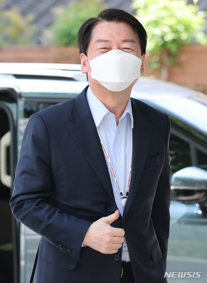 [서울=뉴시스] 인수위사진기자단 = 안철수 대통령직인수위원장이 5일 오전 서울 종로구 통의동 인수위 사무실로 출근하고 있다. (공동취재사진) 2022.05.05. photo@newsis.com