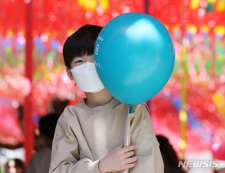 [서울=뉴시스] 조수정 기자 = 100주년 어린이날인 5일 서울 종로구 견지동 조계사에서 열린 어린이날 행사 '붓다 패밀리데이'에서 어린이들이 풍선을 들고 있다. 2022.05.05. chocrystal@newsis.com