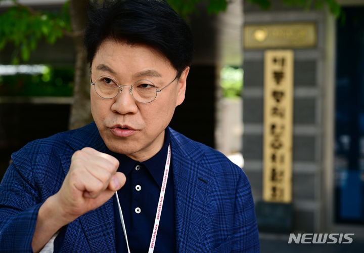 [서울=뉴시스] 인수위사진기자단 = 장제원 대통령 당선인 비서실장이 지난달 5일 오후 서울 종로구 통의동 인수위 사무실을 나서면서 취재진의 질문에 답하고 있다. 2022.05.05. photo@newsis.com