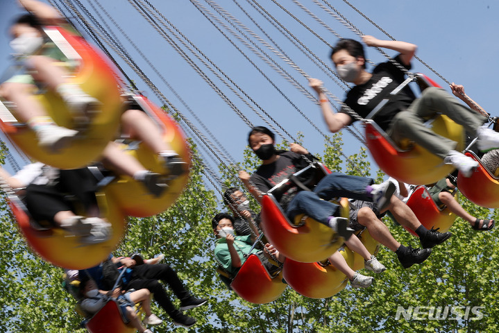 [서울=뉴시스] 백동현 기자 =광진구 어린이대공원을 찾은 시민들이 놀이기구를 타며 즐거운 시간을 보내고 있다. 2022.05.05. livertrent@newsis.com