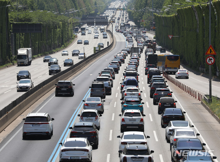 [서울=뉴시스] 조수정 기자 = 100주년 어린이날인 5일 서울 경부고속도로 부산방향 반포IC인근이 정체되고 있다. 2022.05.05. chocrystal@newsis.com