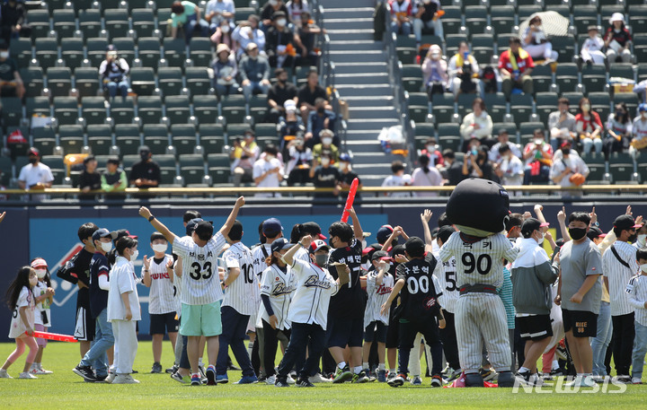 [서울=뉴시스] 조수정 기자 = 100주년 어린이날인 5일 서울 송파구 잠실야구장에서 열린 2022 프로야구 두산베어스와 LG트윈스 경기에서 어린이 팬들이 3년만에 열린 어린이날 더비 행사에 참여, 게임을 하고 있다. 2022.05.05. chocrystal@newsis.com