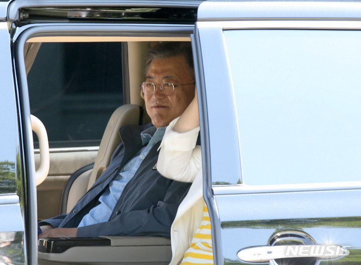 [서울=뉴시스] 전신 기자 = 문재인 대통령이 5일 청와대 녹지원에서 열린 2022년 어린이날 100주년 기념 청와대 어린이 초청행사를 마친 후 차량에 탑승하고 있다. 2022.05.05. photo1006@newsis.com