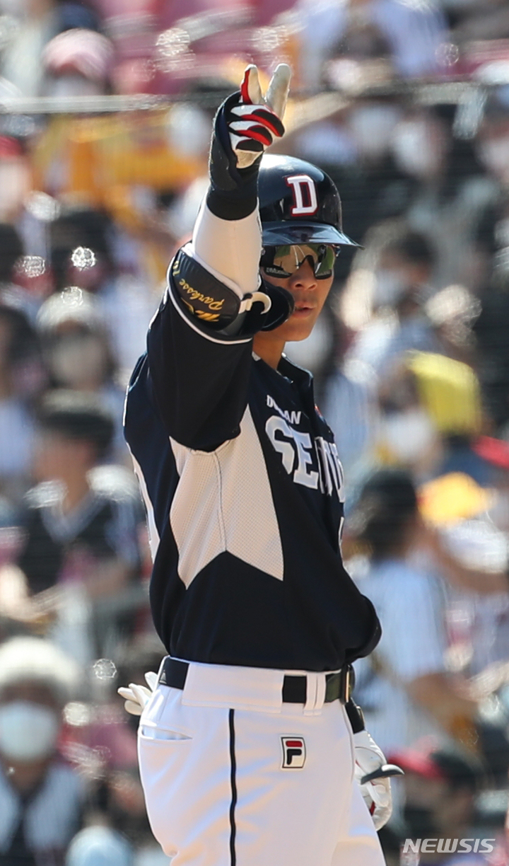 [서울=뉴시스] 조수정 기자 = 100주년 어린이날인 5일 서울 송파구 잠실야구장에서 열린 2022 프로야구 두산베어스와 LG트윈스 경기, 4회초 무사 만루 상황 두산 박세혁이 2타점 적시타를 날린 뒤 1루에서 세리머니 하고 있다. 2022.05.05. chocrystal@newsis.com