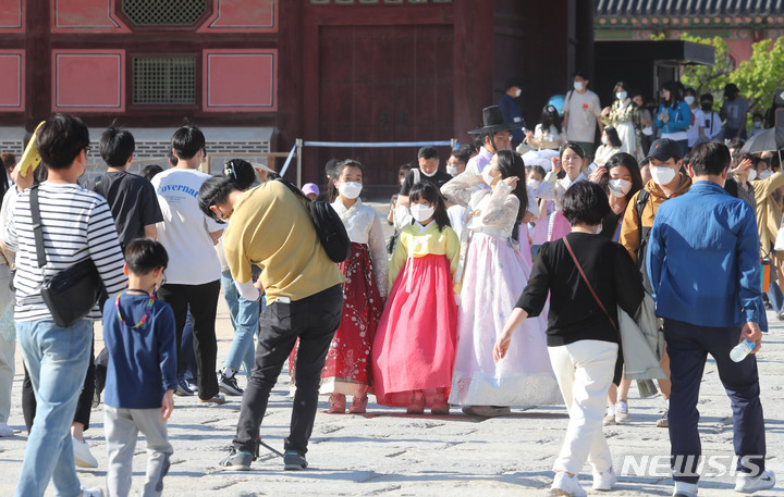 [서울=뉴시스] 배훈식 기자 = 제100주년 어린이날인 지난 5일 오후 서울 종로구 경복궁을 찾은 나들이객들이 휴일을 보내고 있다. 2022.05.06. dahora83@newsis.com