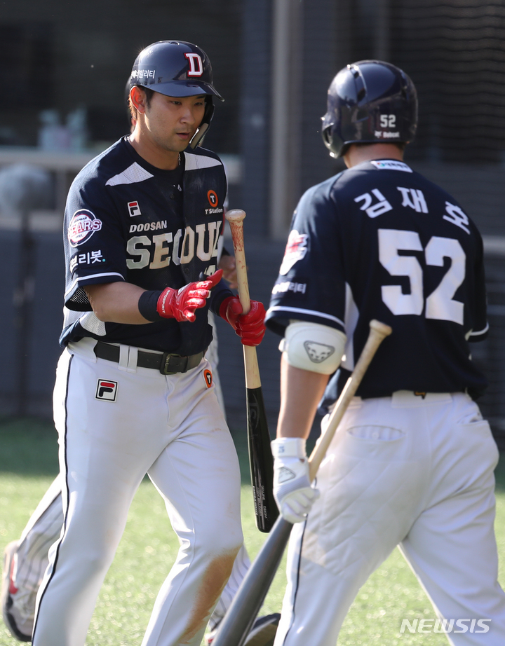 [서울=뉴시스] 조수정 기자 = 100주년 어린이날인 5일 서울 송파구 잠실야구장에서 열린 2022 프로야구 두산베어스와 LG트윈스 경기, 9회초 2사 솔로홈런을 날린 두산 강승호가 더그아웃으로 들어서며 기쁨을 나누고 있다. 2022.05.05. chocrystal@newsis.com