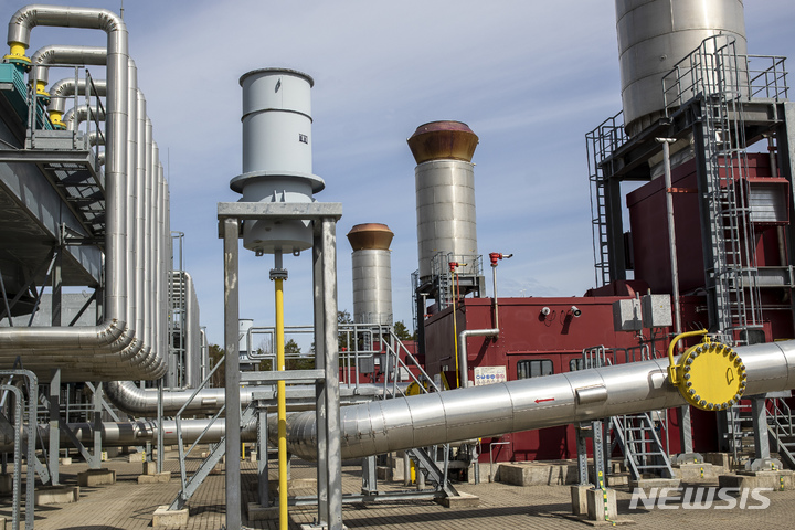 [시르빈토스=AP/뉴시스] 5일(현지시간) 리투아니 수도 빌뉴스 인근의 시르빈토스 자치구의 자우니우나이에 있는 가스 압축 기지 모습이 보이고 있다. 2020.05.06.